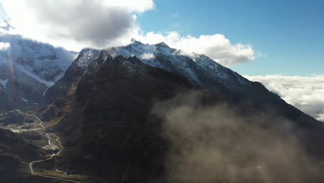 Filmische-Drohnenaufnahmen,-Die-Aus-Den-Wolken-Der-Schneebedeckten-Schweizer-Alpen-In-Der-Schweiz-Kommen