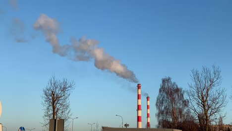 Kraftwerksschornstein,-Der-Die-Luft-Verschmutzt