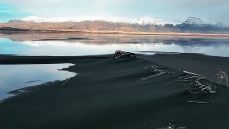 Un-Naufragio-En-La-Playa-Negra-En-El-Sur-De-Islandia