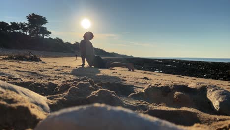 Nahaufnahme-Eines-Mannes,-Der-Yoga-An-Einem-Strand-Unter-Sonnenschein-Praktiziert