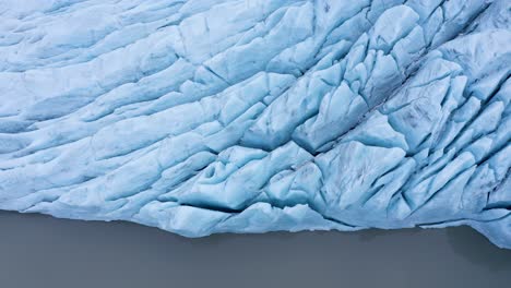 Paisaje-Islandés-Con-Icebergs-En-La-Laguna-Glaciar-Fjallsárlón---Toma-Aérea-De-Drones