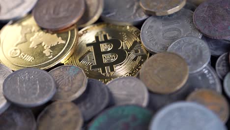 Bitcoin-Und-Shiba-Inu-Makroaufnahme-Links-Abbiegen-Mit-Alten-Münzen-Um-Sie-Herum