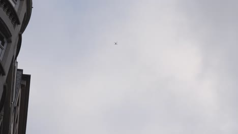 Drone-Policial-En-El-Cielo-Vigilando-Las-Calles-De-La-Ciudad