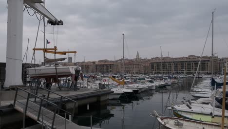 Mann,-Der-Auf-Einem-Boot-In-Marseille-Arbeitet