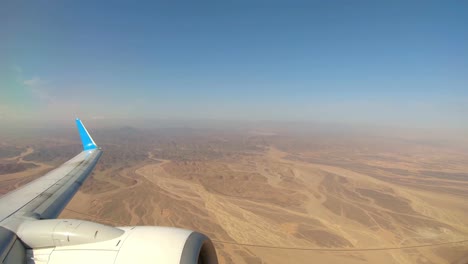 Avión-Volando-Sobre-El-Desierto-Después-De-Salir-Del-Aeropuerto-De-Marsa-Alam,-Egipto