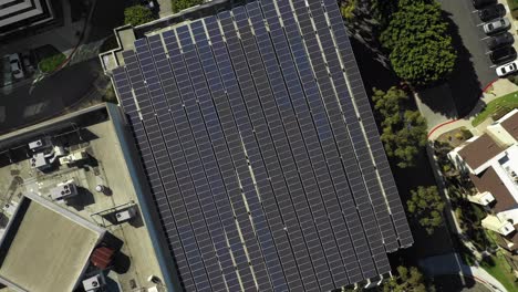 Solarbauprojekt-Aus-Der-Vogelperspektive,-Die-über-Den-Architekturblöcken-Der-Dachstruktur-In-Long-Beach-Aufsteigt