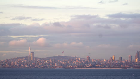 Spektakulärer-Blick-Auf-Die-Skyline-Von-Istanbul-Mit-Wolkenkratzern-Bei-Sonnenuntergang