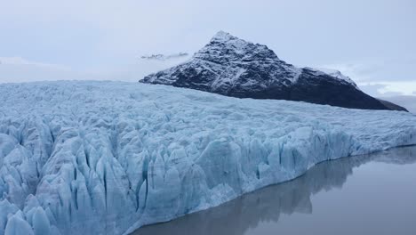 Grueso-Hielo-Congelado-En-El-Lago-Glacial-De-Fjallsa-Rlo-N-En-Islandia---Toma-Aérea