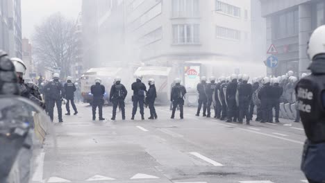 Polizistengruppe-Blockiert-Die-Stadtstraße-Mit-Voller-Ausrüstung