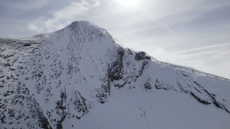 Luftaufnahme-Des-Skilifts,-Der-An-Einem-Sonnigen-Tag-Am-Himmel-Auf-Dem-Gipfel-Des-Kitzsteinhorns-Endet