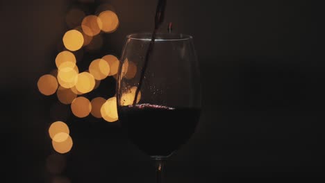 Rotwein-Zu-Weihnachten-In-Zeitlupe-Einschenken