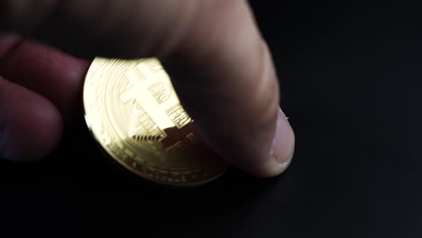 Reiche-Goldene-Bitcoin-Kryptowährung,-Die-Von-Einem-Dunklen-Hintergrund-Aufgenommen-Wird