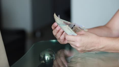 Mujer-Revisando-Dinero-Billetes-En-Moneda-Colombiana-Para-Pagar-Facturas