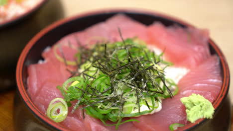 Frischer-Thunfisch-Roh-Auf-Gekröntem-Reis---Japanischer-Donburi---Japanischer-Essensstil