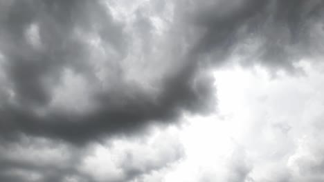 Hagelsturmwolken-Bilden-Wolkenzeitraffer,-Sehr-Bedrohlich-Und-Beängstigend,-Bevor-Schwere-Regenfälle-Und-Zerstörerische-Hagelsteine-Herunterregnen