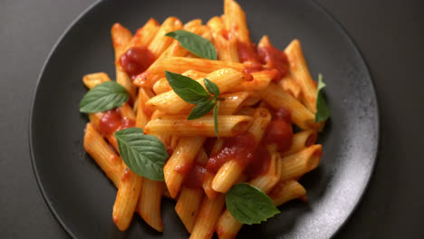 Pasta-Penne-En-Salsa-De-Tomate---Estilo-De-Comida-Italiana