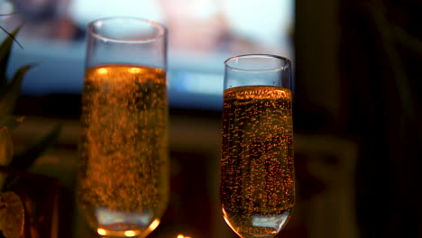 Nahaufnahme-Von-Zwei-Gläsern-Champagner-Mit-Aufsteigenden-Blasen