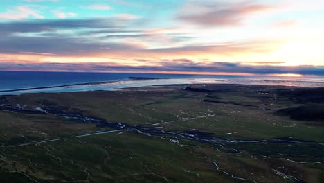 Schöne-Sonnenuntergangsfarben-über-Oraefi,-Südisland---Luftbild