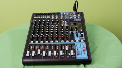 Audiomixer-in-front-of-Chroma-Green