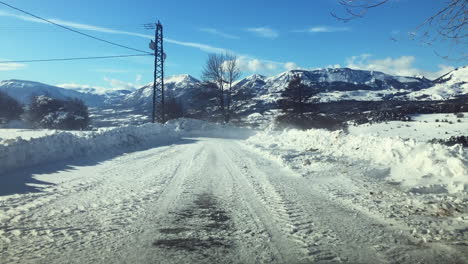 El-Viento-Frío-Que-Sopla-Nieve-Sobre-La-Carretera-En-Lo-Alto-De-Las-Montañas