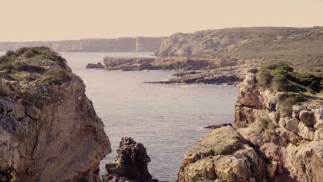 Ein-Blick-Durch-Ein-Paar-Klippen-Mit-Felsformationen-Und-Das-Meer-Im-Hintergrund