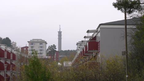 Schwenk-über-Das-Wohngebiet-Im-Stadtteil-Bergsjön-In-Göteborg-In-Schweden-Während-Eines-Bewölkten-Tages