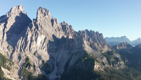 Antenne-Der-Monte-Cristallo-Berge-Mit-Blauem-Himmel-Und-Sonnenaufgang