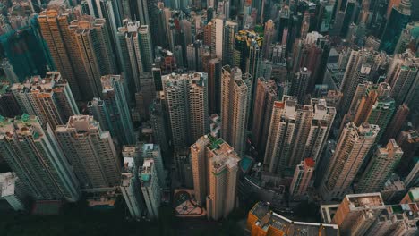 Toma-Cinematográfica-De-Drones-De-Una-Ciudad-Con-Muchos-Rascacielos-Durante-El-Día