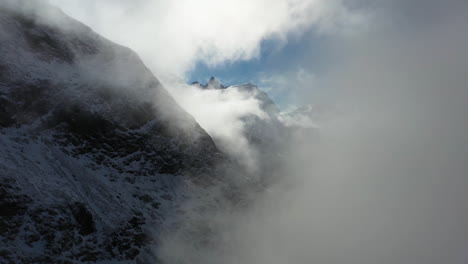 Filmische-Drohnenaufnahmen,-Die-Durch-Die-Wolken-In-Den-Schweizer-Alpen-In-Der-Schweiz-Fliegen,-Mit-Schnee-Auf-Den-Gipfeln