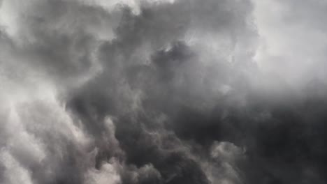 Blitzschlag-In-Einem-Gewitter-In-Dunklen-Kumulonimbuswolken