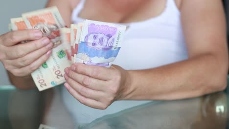 Hautnah-Auf-Der-Hand-Der-Frau,-Die-Geld-Kolumbianische-Währungsrechnungen-Zählt