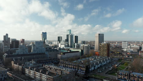 Stadtzentrum-Von-Rotterdam,-Niederlande---Luftabstieg