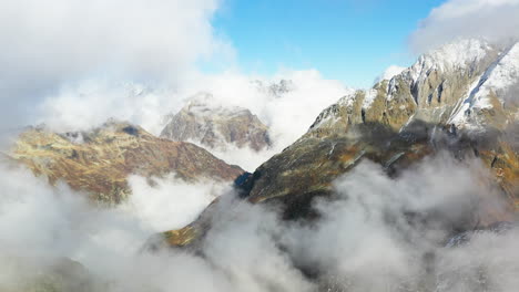 Imágenes-Cinematográficas-De-Drones-Giratorios-De-La-Montaña-Gotthard-En-Los-Alpes-Suizos-En-Suiza-Con-Nieve-En-Los-Picos
