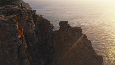 Schöner-Sonnenuntergang-Entlang-Der-Küste-Von-Hohen-Zerklüfteten-Felsklippen-Und-Ozean