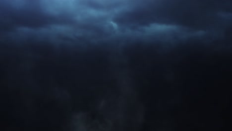 Gewitter,-Die-In-Dunklen-Wolken-Auftreten