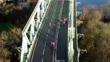 Nächstenliebe-Santa-Dash-Fun-Run-über-Runcorn-Silver-Jubilee-Bridge-Luftbild