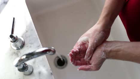 Draufsicht-Eines-Mannes,-Der-Sich-In-Zeitlupe-Die-Hände-Wäscht