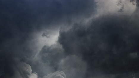 Gewitter-Zwischen-Cumulonimbus-Wolken-Am-Himmel
