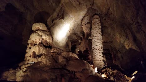 Visita-Guiada-A-Través-De-Cavernas-De-Puentes-Naturales-En-Texas