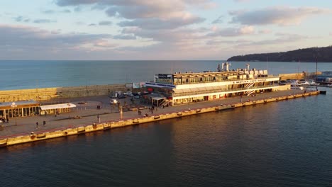Aufbauend-Auf-Dem-Hafen-Von-Varna-Pier-Drohne-Schuss-Entfernung-Umgebung-Während-Des-Sonnenuntergangs