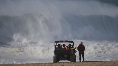 Slow-motion-of-a-wave-break-on-the-beach-in-Nazaré,-Portugal