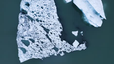 Vista-De-Arriba-Hacia-Abajo-De-La-Laguna-Glacial-Jökulsárlón-De-Islandia-Con-Icebergs---Toma-Aérea-De-Drones