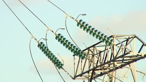 Un-Poste-Eléctrico-Que-Soporta-Cables-De-Alimentación-Que-Transportan-Energía-A-Través-De-Una-Zona-Rural-En-El-Condado-De-Rutland-En-Inglaterra