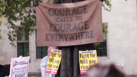 Nhs-London-Protest-Mit-Statue