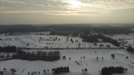 Aufsteigende-Luftaufnahme-Eines-Gefrorenen-Golfplatzes,-Der-Im-Winter-Mit-Schnee-Bedeckt-Ist