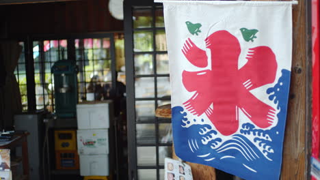 Bandera-Con-El-Kanji-De-Hielo-Colgando-Fuera-De-Un-Restaurante-En-Kyoto,-Japón-Iluminación-Suave