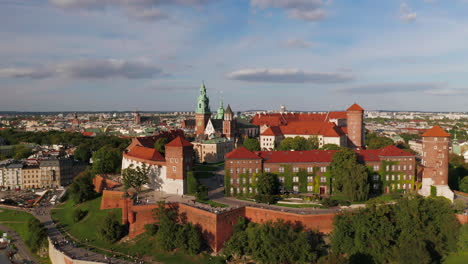 Wawel-castle-at-golden-hour,-Cracow,-Poland