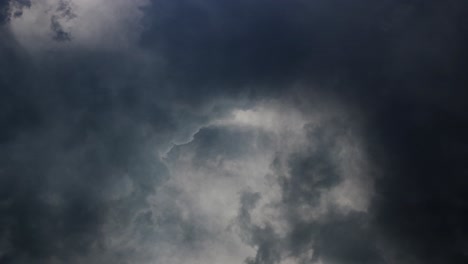 Gewitter-Und-Dunkle-Wolken,-Die-Sich-Mit-Blitzeinschlägen-Bewegen