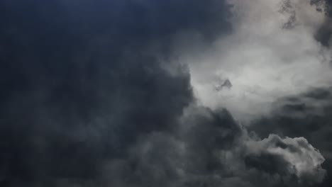 Gewitter-Zwischen-Dicken-Wolken-Am-Himmel,-Wenn-Sich-Das-Wetter-ändert