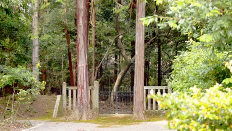Diaaufnahme-Eines-Schönen-Eingangs-Zu-Einem-Tempel,-Filmisch,-In-Kyoto,-Japan-4k-Zeitlupe